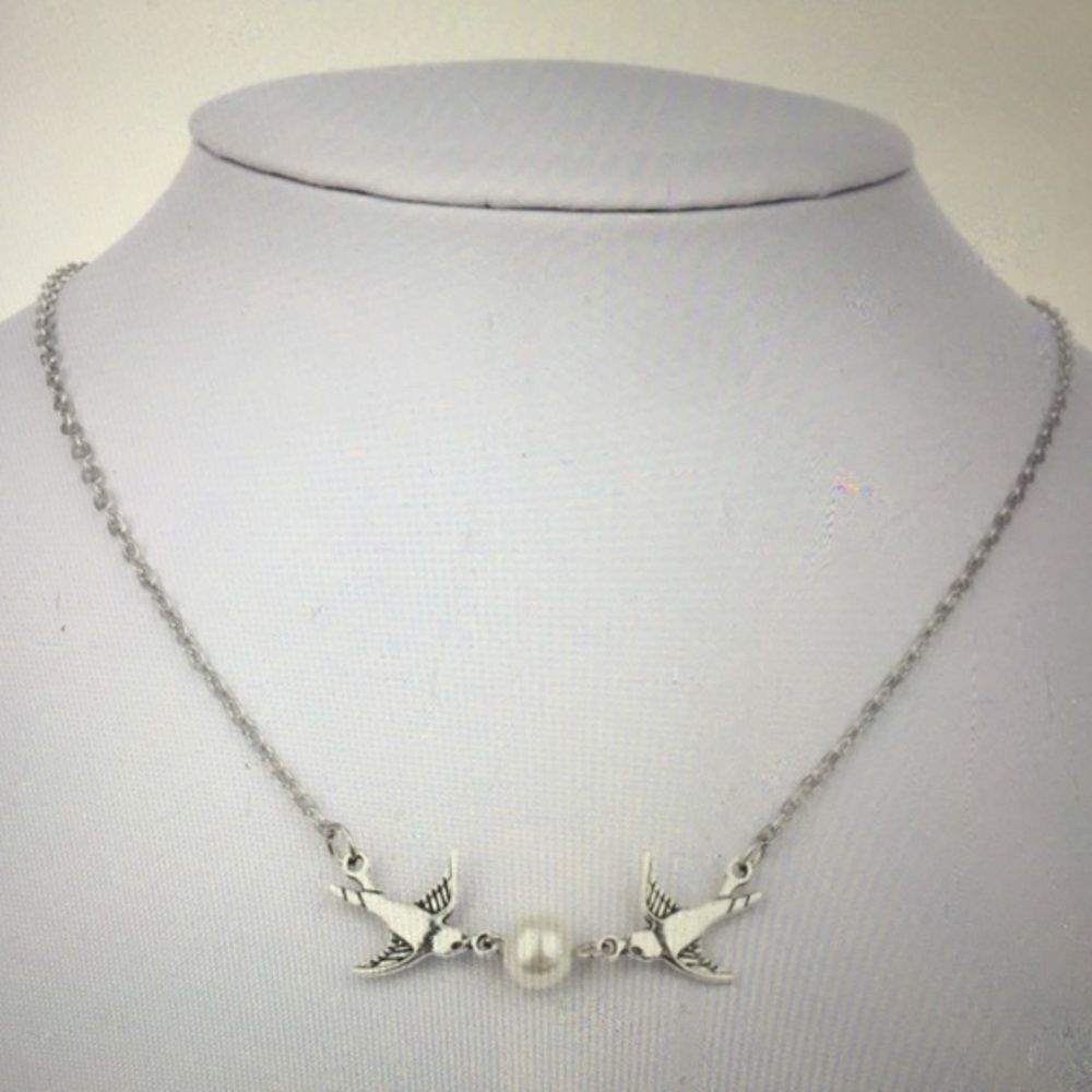 Birds simulated pearl charm pendant Nec.